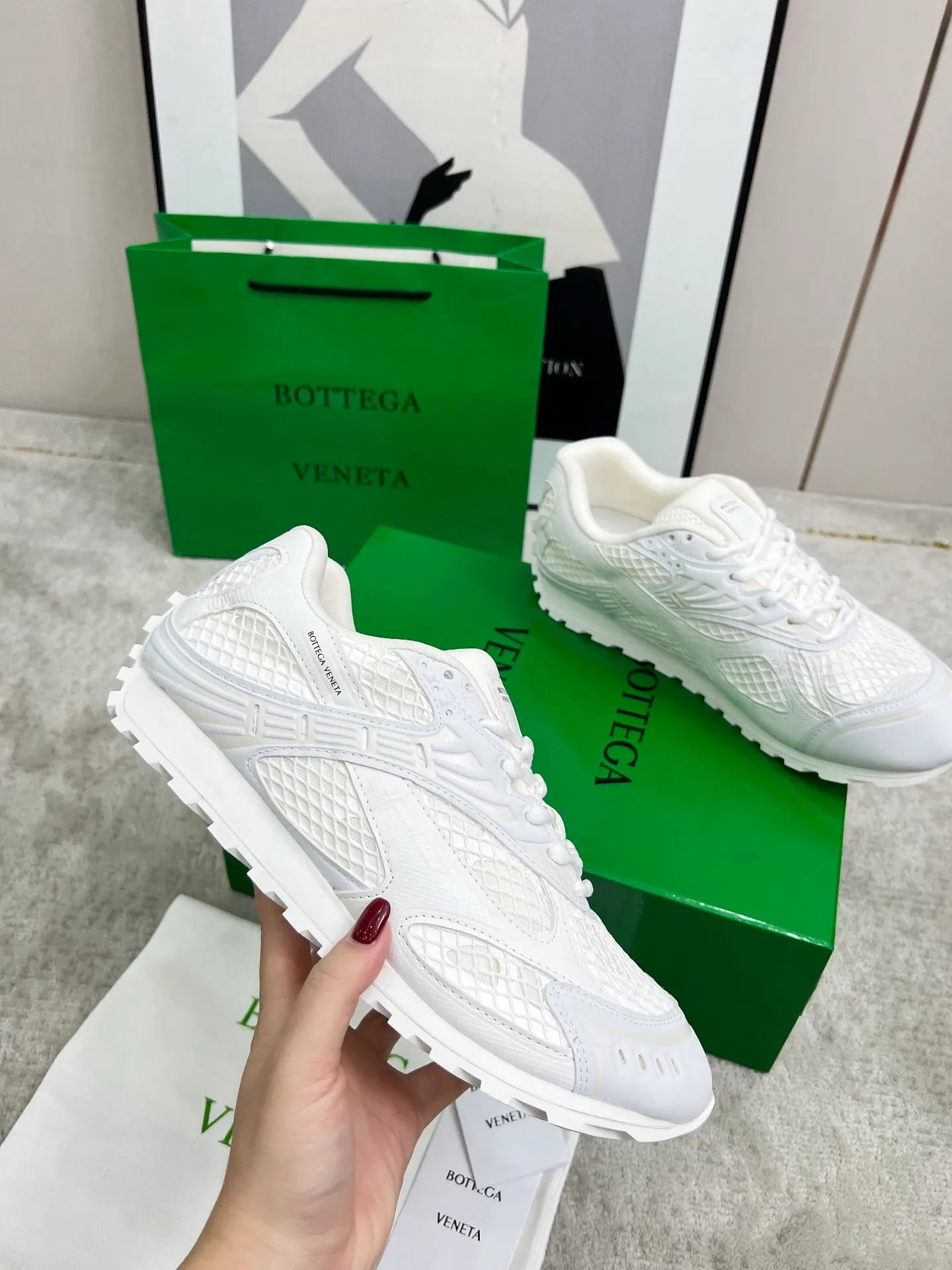 P540. Top version (couples model) Bottega Veneta Bottega Veneta 23ss autumn and winter show BV Orbit sneakers Wang Yibo's same style couples casual shoes dad shoes! Runner sneakers! Original purchase and development!  Made of original lightweight technical mesh fabric, the same as the original version! The process is complicated!  Paired with a rubber outsole designed with a geometric pattern, the high version of the Wang Zha series is actually much taller, but the legs still look slim. Very nice. Durable and playable, standard and version-matching shoe package technology, look for high-end versions. The original outsole is exclusively molded, and the color-blocked TPU outsole is used. The material and weight are the same as the original!  Size: #Female 35-41 (40 and 41 customized sizes are non-refundable) Male 39-45 (45 size customized are non-returnable and exchangeable)